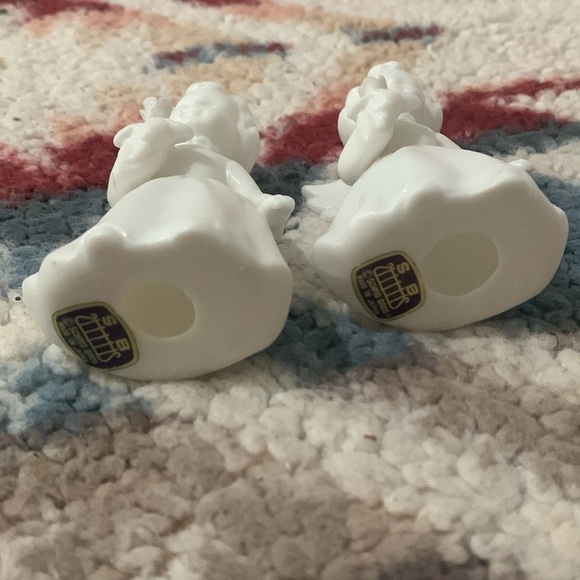 Angel Figurines Holding Flowers - Picture 5 of 5